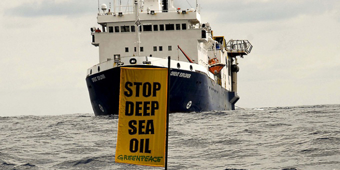 Slick move in Greenpeace oil protest