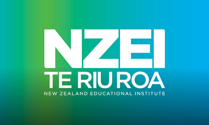 Competition lures Māori from teaching